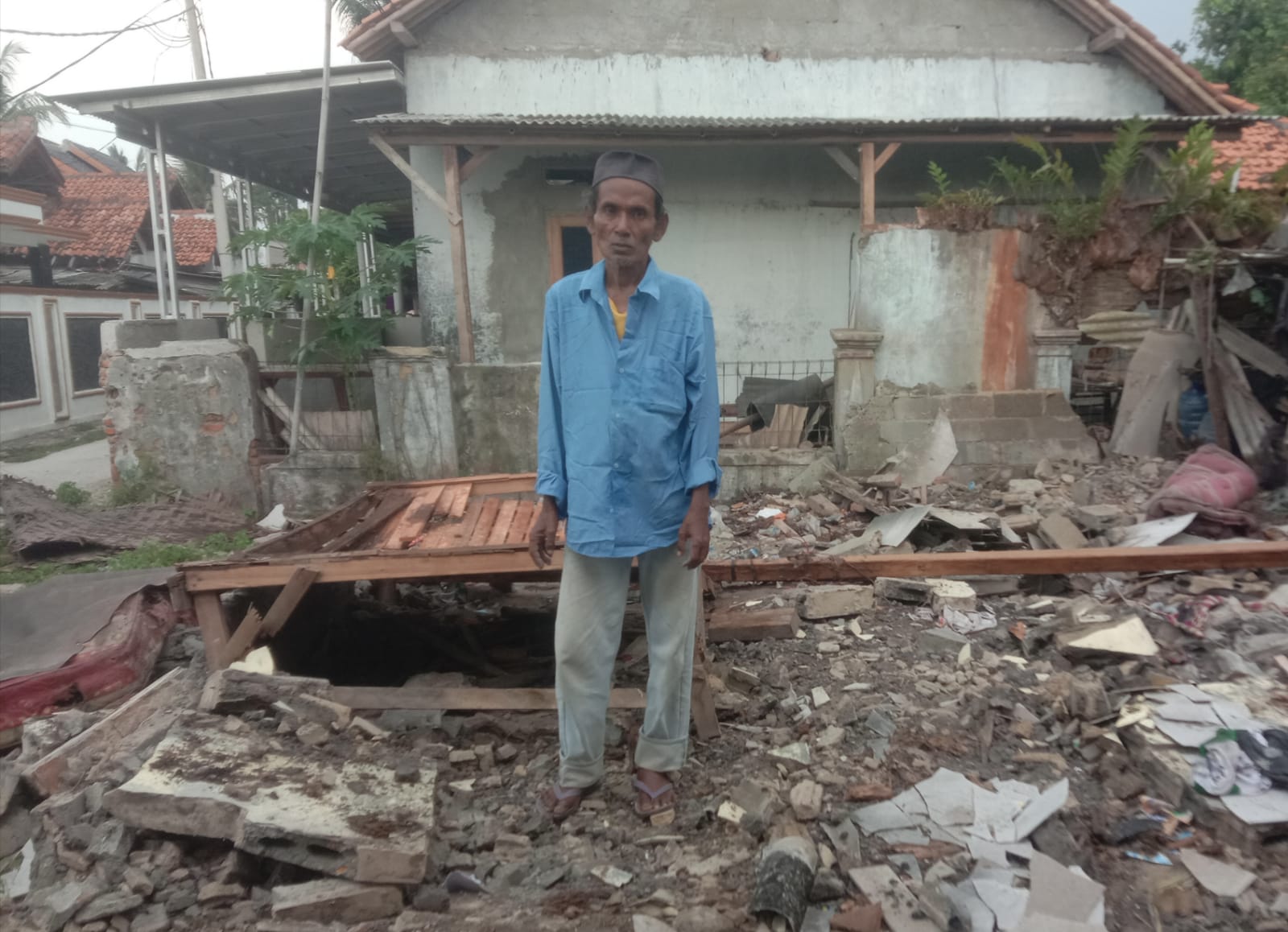 Kepala Desa Waliwis H. Rapiudin Salurkan Bantuan Bedah Rumah kepada Warga Buaran Kecamatan Mekar Baru 