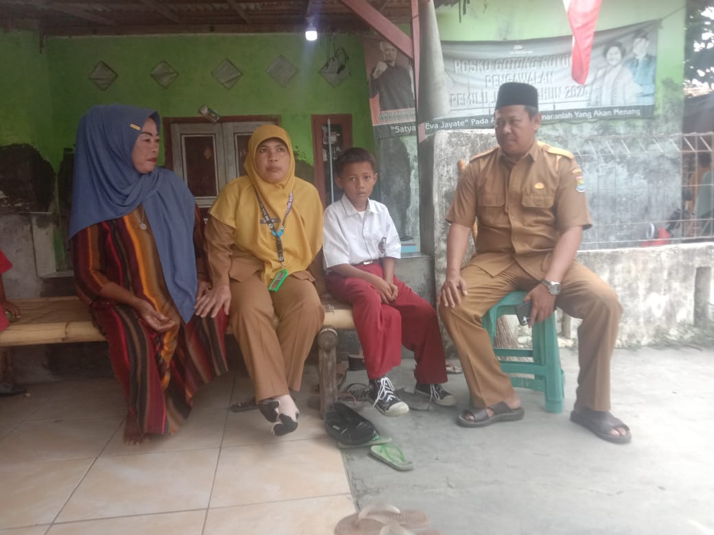 Sekretaris Desa Kunjungi Eko Supardi, Anak Piatu di Desa Waliwis yang Hidup Tanpa Orang Tua Sejak Kecil