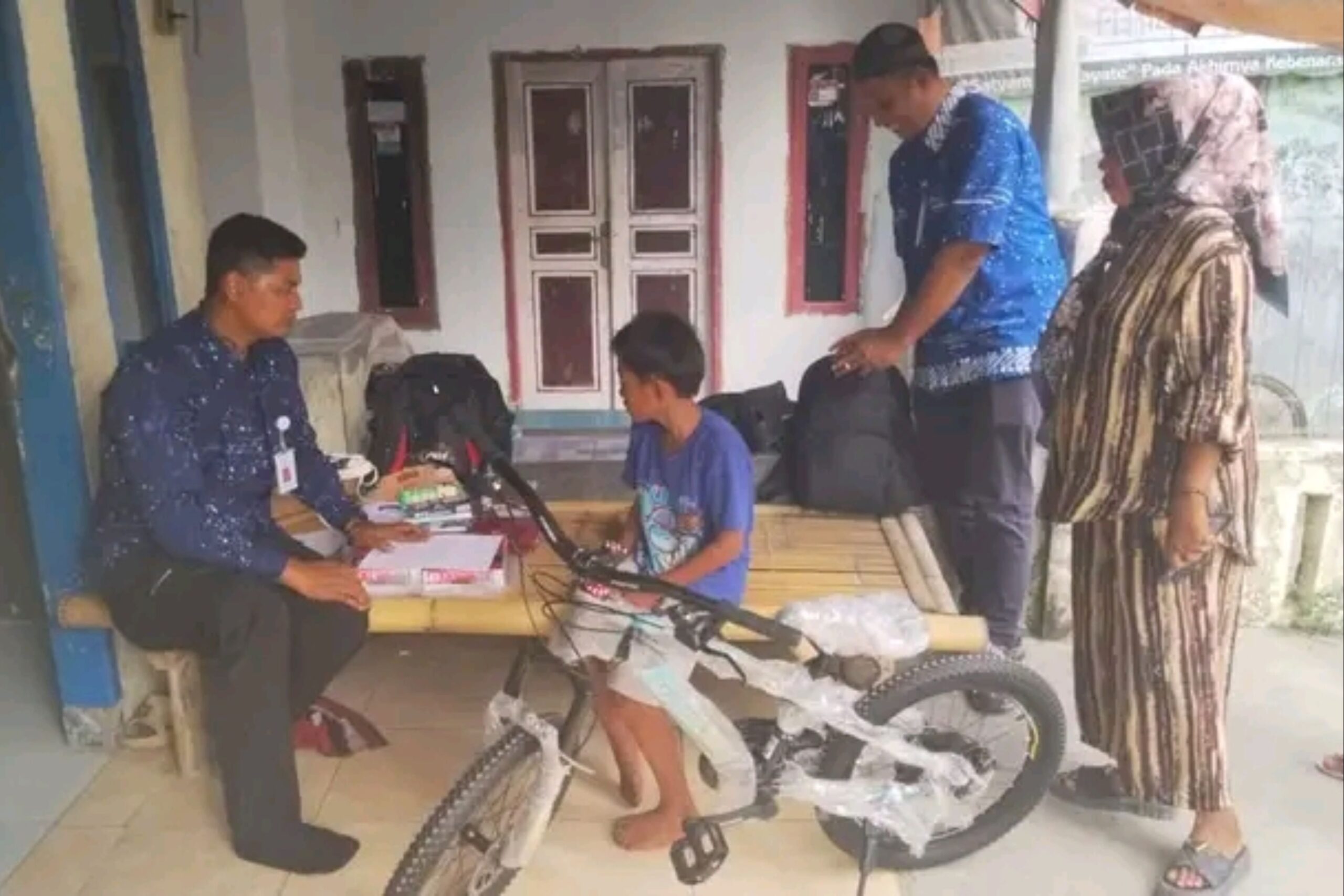 Eko Supardi Terima Bantuan Sepeda dan Peralatan Sekolah dari Kemensos RI