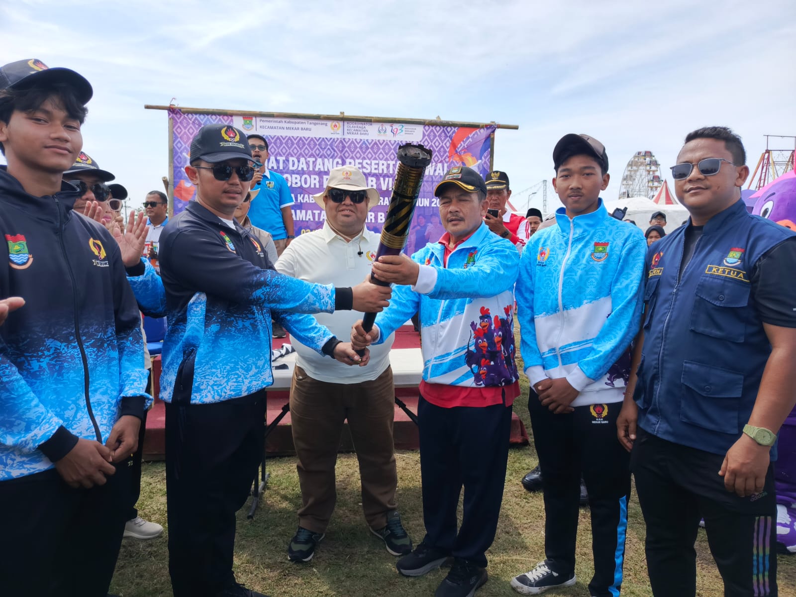 Camat Mekar Baru Resmi Terima Estafet Kirab Obor PORKAB VI Kabupaten Tangerang 2025