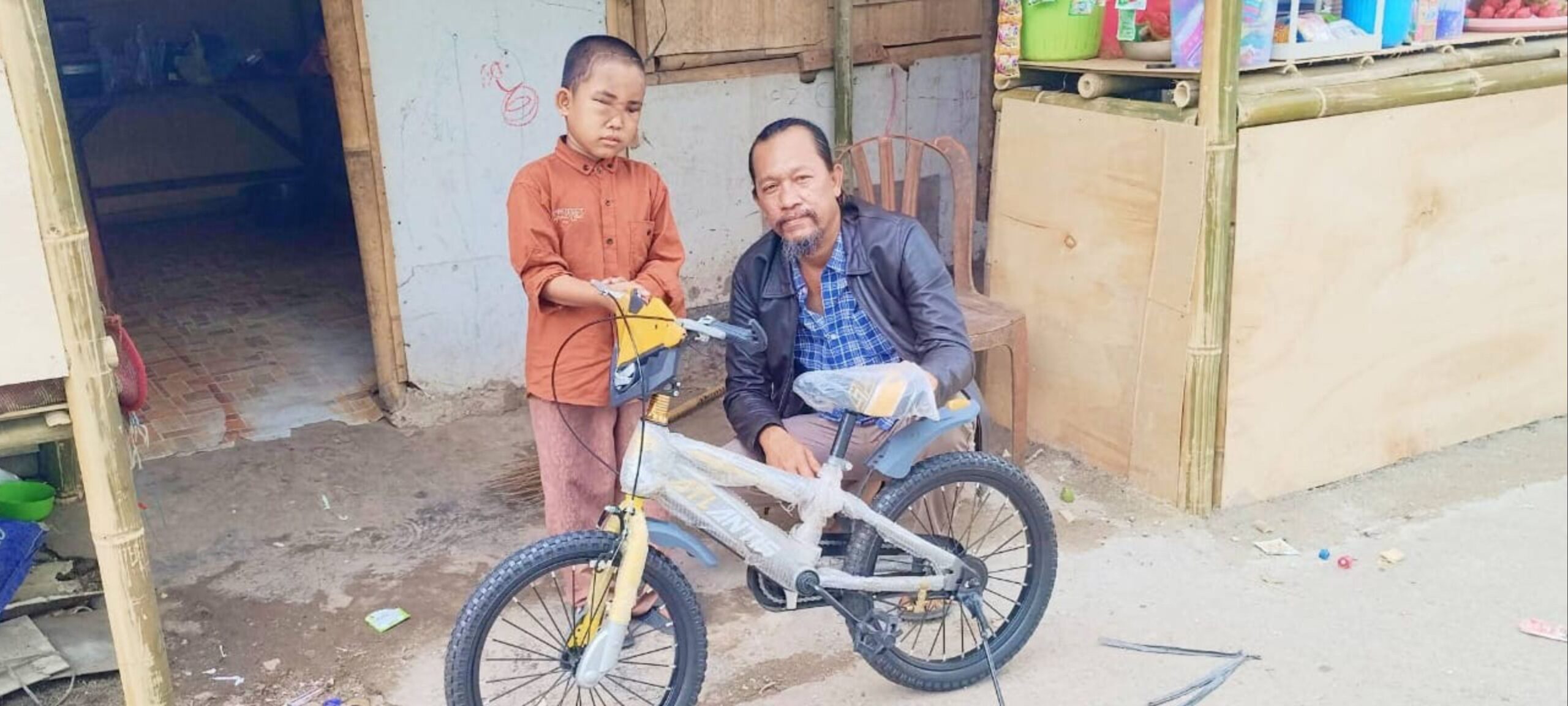 Sentuhan Kemanusiaan: Marnan Sarbini Hadiahkan Sepeda Baru untuk Afwan Faizi yang Baru Pulih dari Operasi Tumor Mata