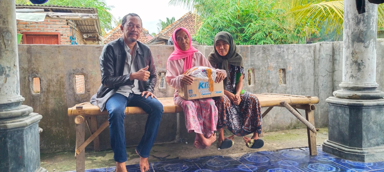 Uluran Kemanusiaan Tak Berbatas, Yatim Piatu Disabilitas Terima Bantuan Pakaian dari BP3MI Banten