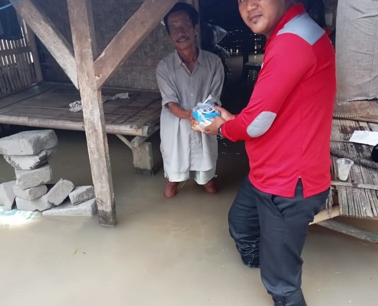 Tagana Turun Tangan Bantu Warga Terdampak Banjir di Desa Pasir Ampo dan Koper