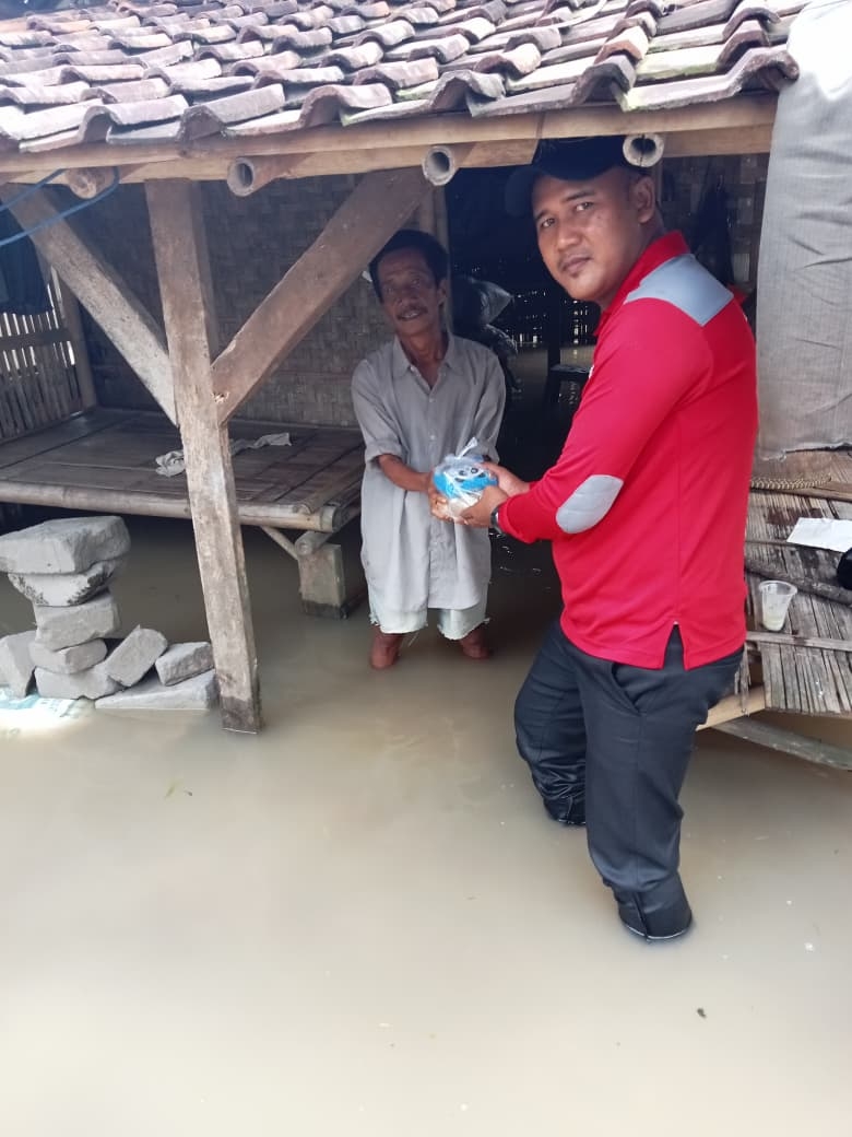 Tagana Turun Tangan Bantu Warga Terdampak Banjir di Desa Pasir Ampo dan Koper