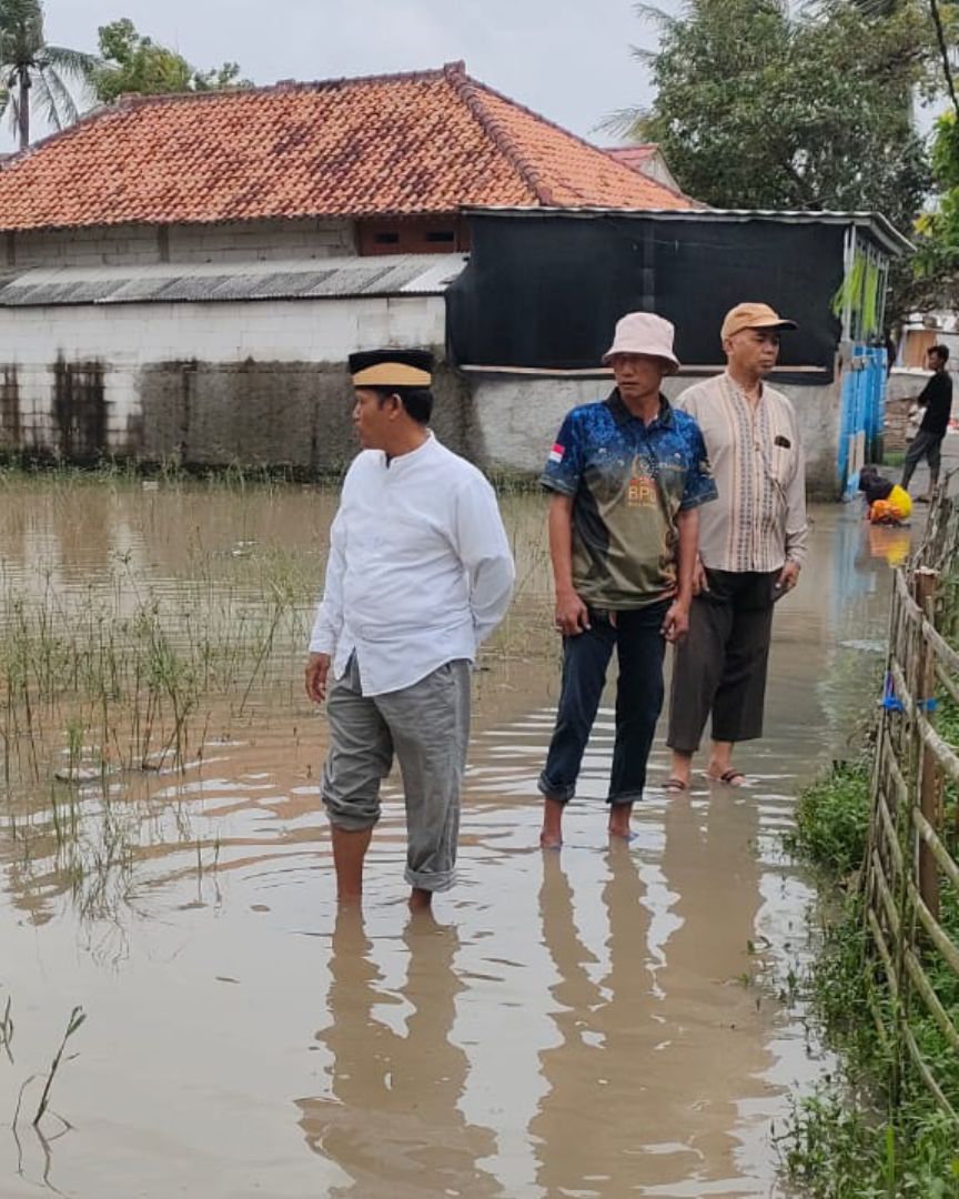 Gerak Cepat Kades Waliwis Tinjau dan Salurkan Bantuan Sembako kepada Warga Terdampak Banjir
