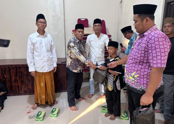 Kades Waliwis H. Rapiudin Gelar Pengajian Bulanan dan Santunan Anak Yatim