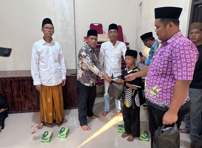 Kades Waliwis H. Rapiudin Gelar Pengajian Bulanan dan Santunan Anak Yatim