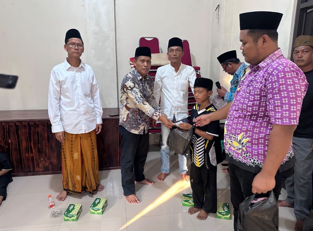 Kades Waliwis H. Rapiudin Gelar Pengajian Bulanan dan Santunan Anak Yatim